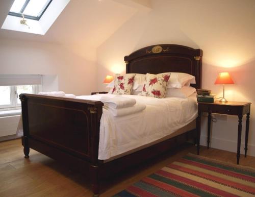 Ένα ή περισσότερα κρεβάτια σε δωμάτιο στο Luxury barn in Cotswolds with natural pool