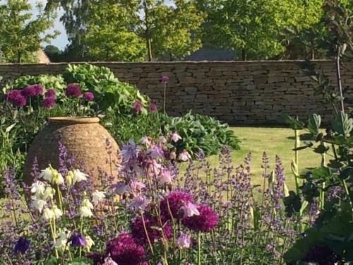 Κήπος έξω από το Luxury barn in Cotswolds with natural pool