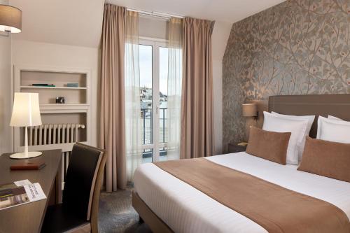 a hotel room with a bed and a window at Timhotel Opéra Blanche Fontaine in Paris