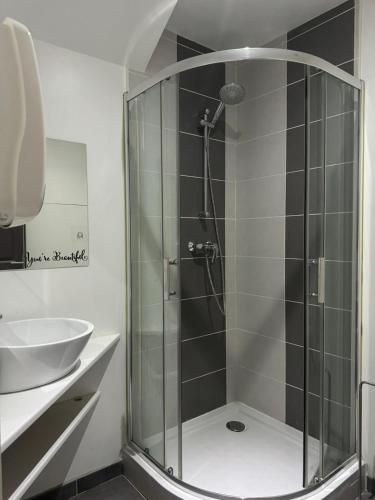 La salle de bains est pourvue d'une cabine de douche et d'un lavabo. dans l'établissement Les gîtes cherois esprit moderne 8 personnes, à Les Chères