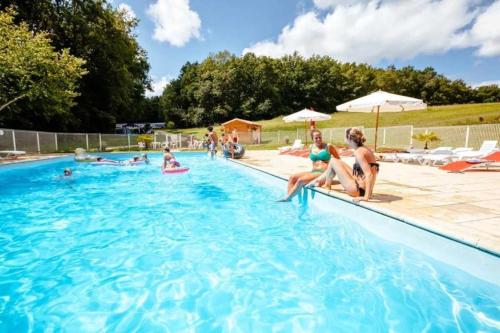 Bazén v ubytování Camping 3 étoiles - Parc aquatique - ccbbaia nebo v jeho okolí