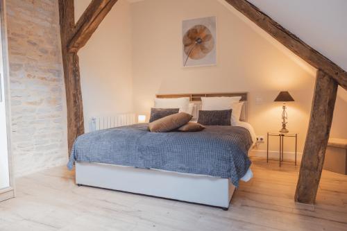 a bedroom with a bed with a blue comforter at Mia Cambro in Tournus