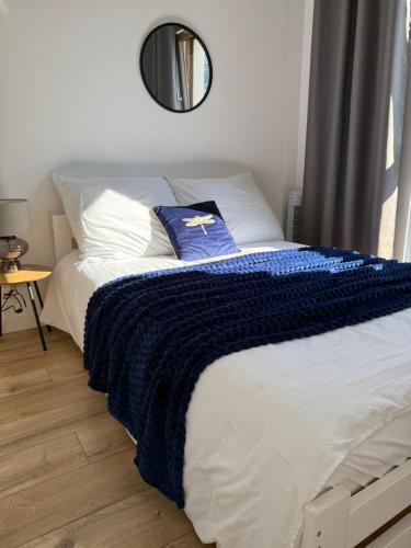 Ένα ή περισσότερα κρεβάτια σε δωμάτιο στο A63 by Real Apartment