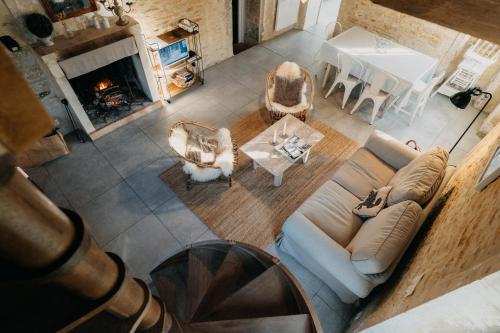 an overhead view of a living room with a couch and a fireplace at La Maison Pelloquin in Bernières-sur-Mer