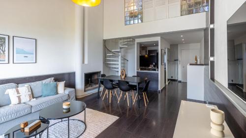 un salon avec un canapé et une table dans l'établissement Les Cygnes - exceptional location with lake view - 3 bedrooms, à Aix-les-Bains