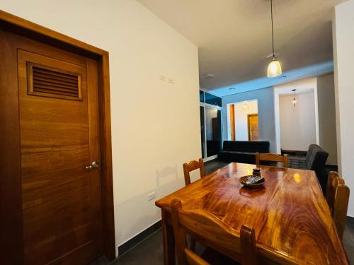 a wooden table in a room with a dining room at Suite Golden Beach in Puerto Villamil