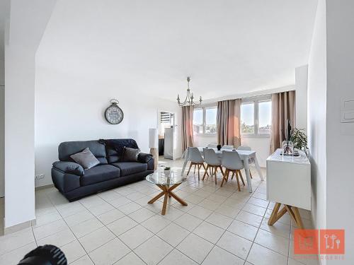 un salon avec un canapé et une table dans l'établissement Le Ferber, à Wimereux