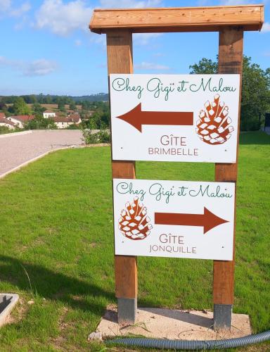 un panneau indiquant un parcours de golf avec des flèches dans l'établissement Chez Gigi et Malou - gîte Brimbelle, à Champ-le-Duc