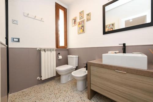 Koupelna v ubytování Gardawinehouse