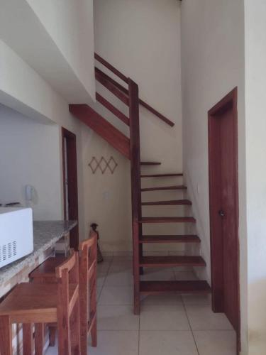 Toledo Damasco House في إيتاكاري: درج في غرفة مع طاولة وكراسي