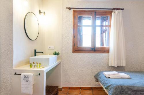 a bathroom with a sink and a mirror at Casa Joan de Fontsagrada in Fontsagrada