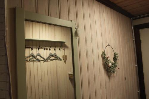 a wall with a door with a wreath on it at Chalet direkt am See in Lycksele