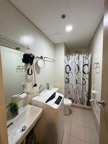 Bilik mandi di CK Suites Staycation at Vine Residences by SMDC