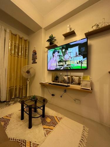 Televisyen dan/atau pusat hiburan di CK Suites Staycation at Vine Residences by SMDC
