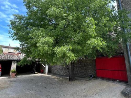Photo de la galerie de l'établissement Le Cyprès, gîte avec piscine, à Lablachère