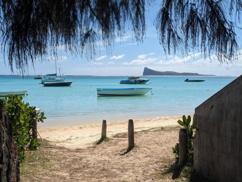 Beach Access - Cozy Aircon Apartments - Lagunala - Mauritius
