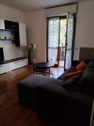 un soggiorno con un divano e un tavolo di FB Apartment a Dervio