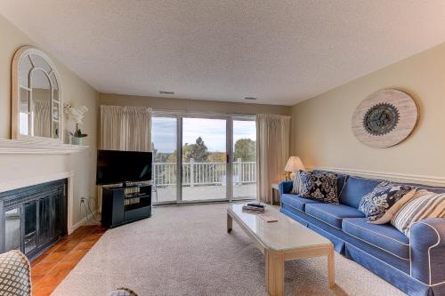 Et opholdsområde på Beautiful 2 Bedroom Condo Stunning Golf Course Views 5166