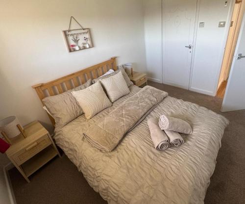 En eller flere senge i et værelse på Bermuda Holiday Park Chalet Close To Beach