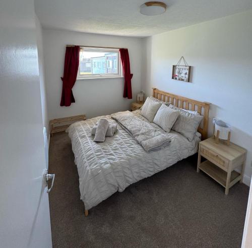 En eller flere senge i et værelse på Bermuda Holiday Park Chalet Close To Beach