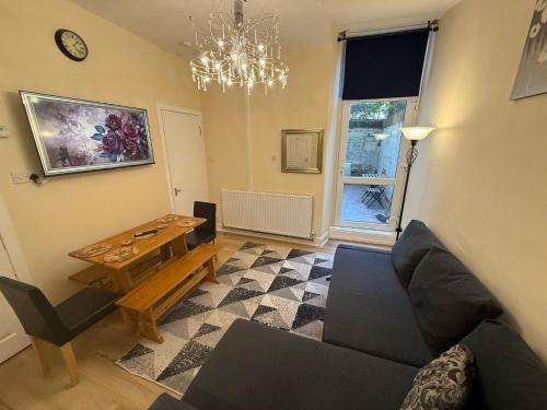 un salon avec un canapé et une table dans l'établissement One Bedroom Flat in Central Edinburgh Old Town , Heart of Edinburgh Flat Sleeps 6, à Édimbourg