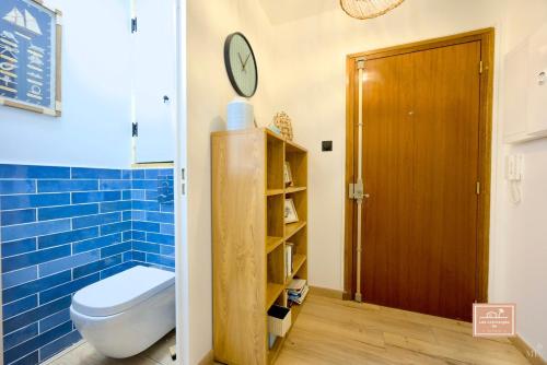 La salle de bains est pourvue de toilettes et d'une horloge murale. dans l'établissement La Mandriote, plage à pied et clim, à Saint-Mandrier-sur-Mer