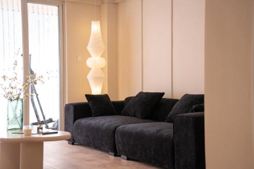a living room with a couch and a table at Molly Homestay - Nanjing East Road the Bund 3-Bedroom with Elevator Apartment in Shanghai