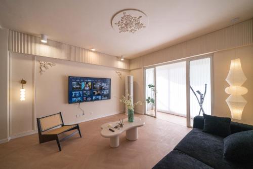 a living room with a couch and a table at Molly Homestay - Nanjing East Road the Bund 3-Bedroom with Elevator Apartment in Shanghai