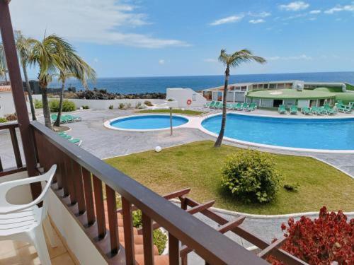 einen Balkon eines Resorts mit Pool in der Unterkunft Vivienda Amanecer in Los Cancajos