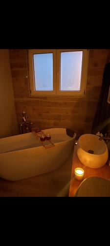 La salle de bains est pourvue d'une baignoire, d'un lavabo et de 2 fenêtres. dans l'établissement House of joy, à Montigny-lès-Metz