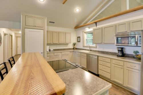 Una cocina o cocineta en Bullfrog Bluff Mountain View Cabin with Deck!