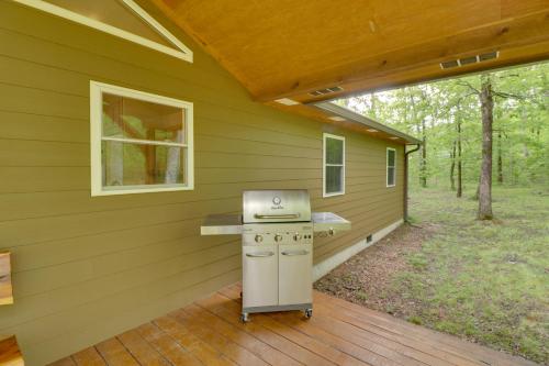 Un jardín fuera de Bullfrog Bluff Mountain View Cabin with Deck!