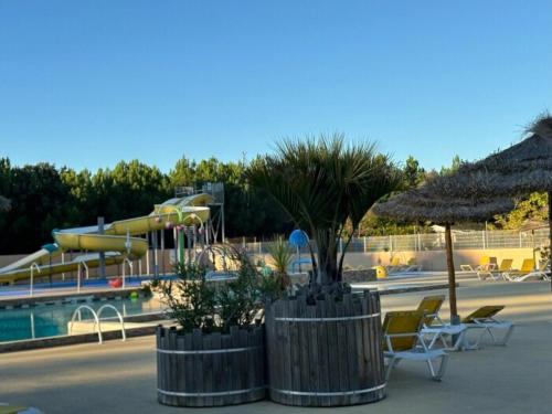 un complexe avec une piscine et un parc aquatique dans l'établissement Les Oyats 4 étoiles emplacement AJ17 2CH 2SDB 6 pers, à Seignosse