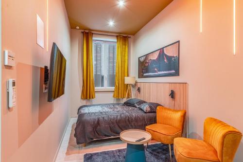 une chambre avec un lit et une chaise dans l'établissement Vienne, à Lyon