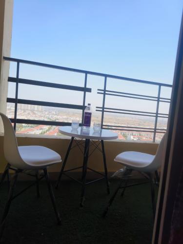 Un balcón o terraza en Studio Apartment by La Valentino Near Expo Mart