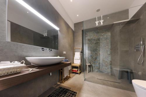 une salle de bain avec lavabo et douche dans l'établissement La Casa diLà sul Mare, à Acireale