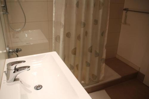 a bathroom with a sink and a shower at Stadtvilla in Murnau am Staffelsee