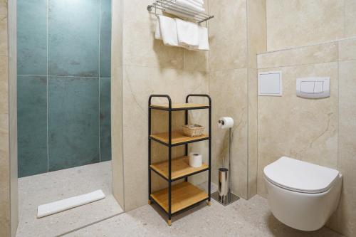 Bilik mandi di Hotel Degenija