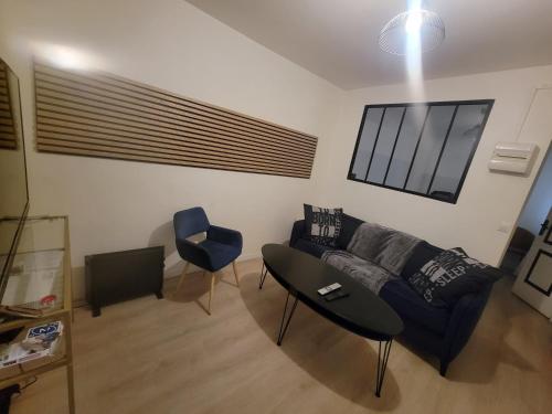 un salon avec un canapé et une table dans l'établissement Au pied du Sacré Cœur, à Paris