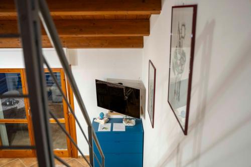 a room with a television on a wall at Appartamento incantevole in centro città in Alghero