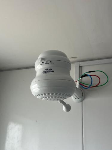 a light is hanging from a ceiling in a room at Apartamento Santa Cruz do Capibaribe 3 in Santa Cruz do Capibaribe