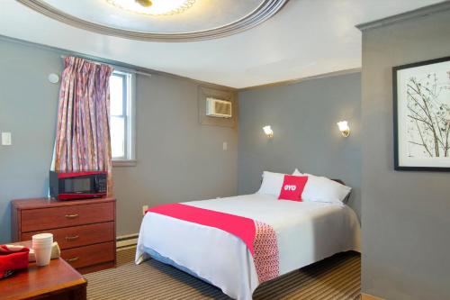 a bedroom with a bed and a tv in it at OYO Hotel Wilkes-Barre East in Wilkes-Barre