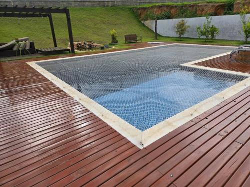 Bazén v ubytování Casa com Spa em Cond Fazenda Kurumin Itu-SP nebo v jeho okolí