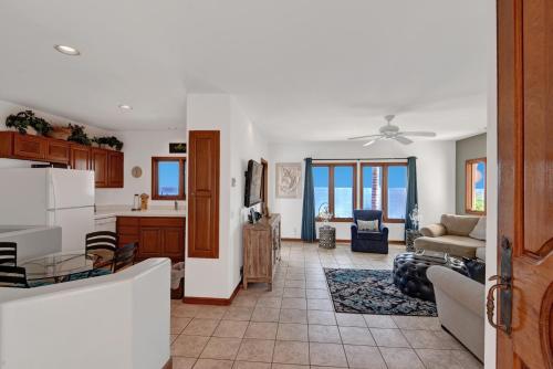 Η κουζίνα ή μικρή κουζίνα στο H155 - Hamilton Cove Villa 1-55