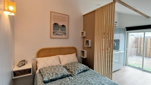 - une chambre avec un lit et une porte en verre dans l'établissement Le 
