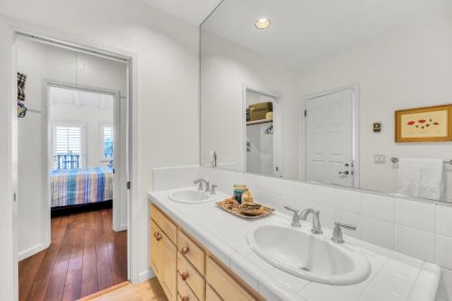 Ένα μπάνιο στο H157 - Hamilton Cove Villa 1-57