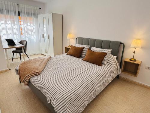 Un dormitorio con una cama grande con dos almohadas. en La Casa Nieves, en Lodero