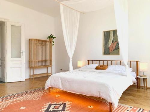 Central & Modern Apartment with Balcony