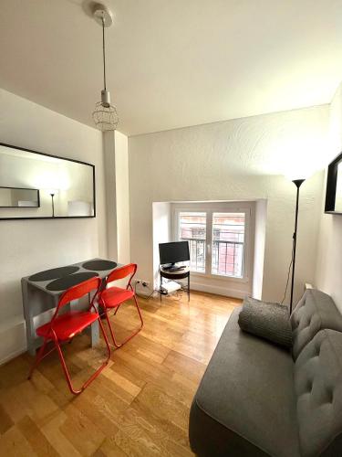 un salon avec une table, des chaises et un canapé dans l'établissement Cozy hypercenter apartment, à Toulouse