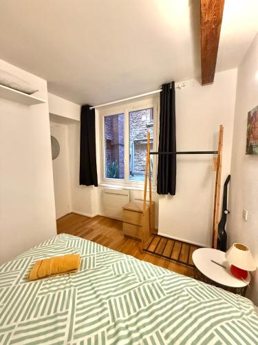 une chambre avec un lit et une fenêtre dans l'établissement Cozy hypercenter apartment, à Toulouse